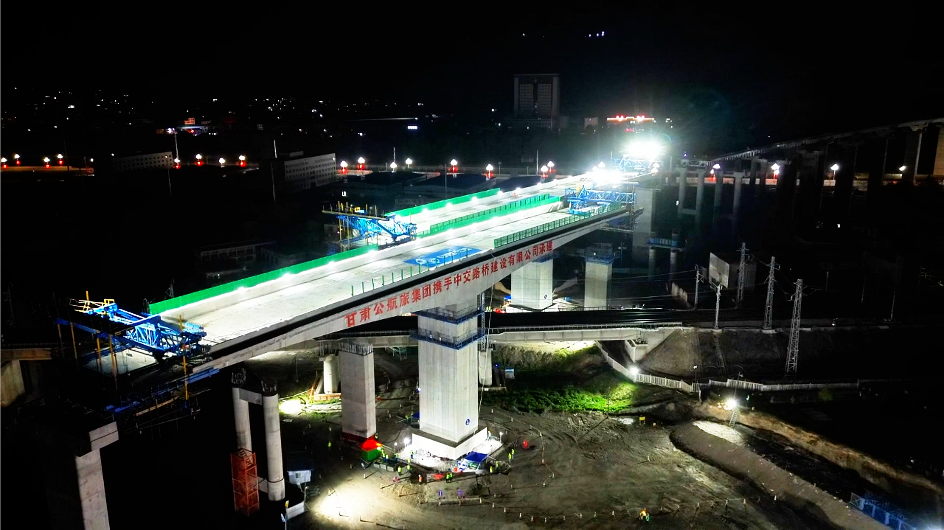1.8万吨！马坞西寨高速上跨兰渝铁路的双幅转体桥成功转体