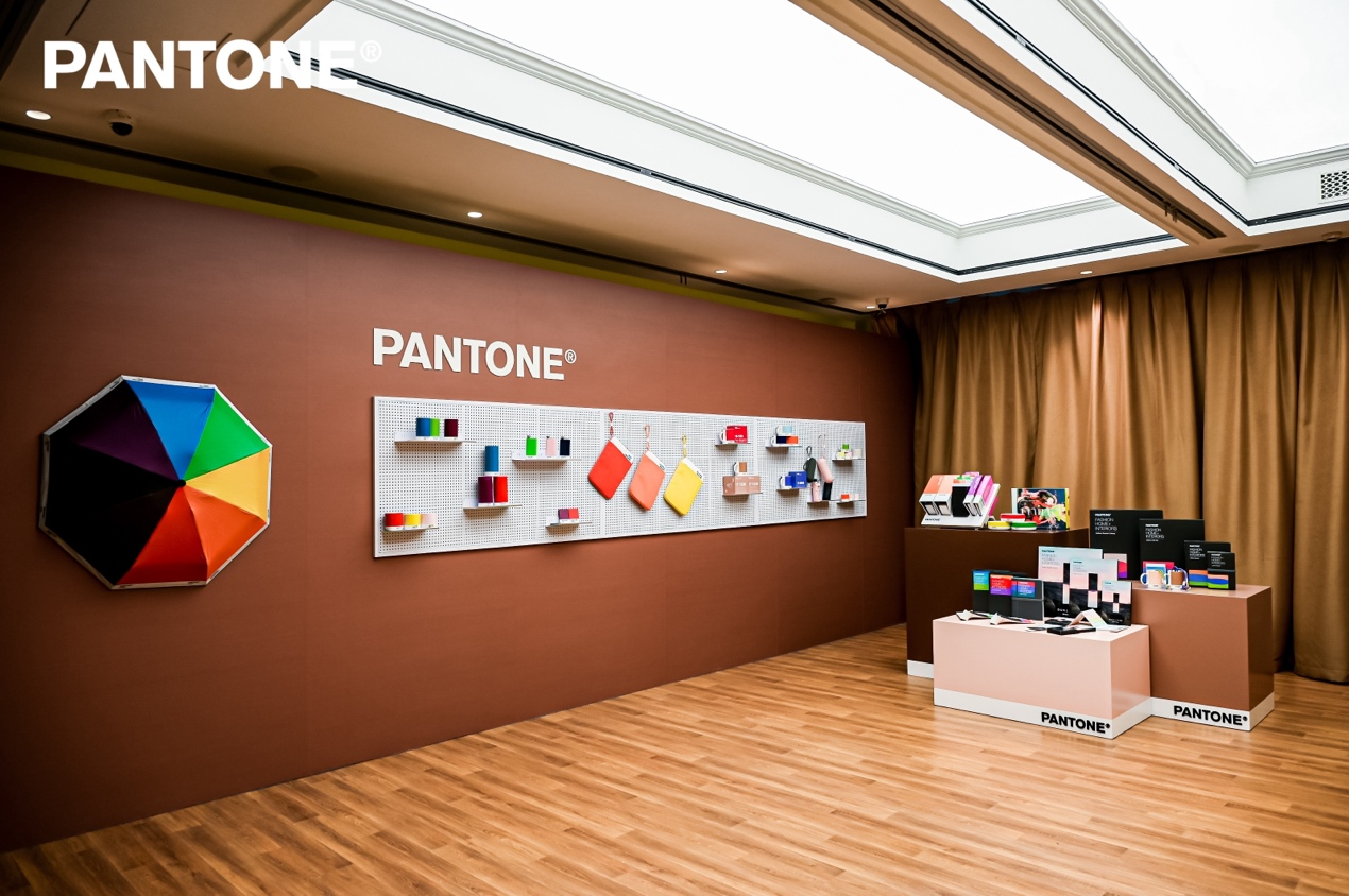 PANTONE 2025年度代表色发布会盛大启幕 视觉与感官的艺术盛宴